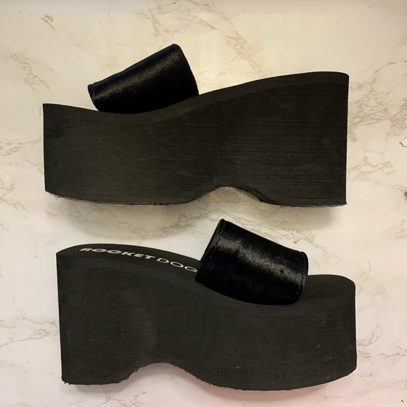 Rocket Dog Black Velvet Platform Sandals - Picture 1 of 3